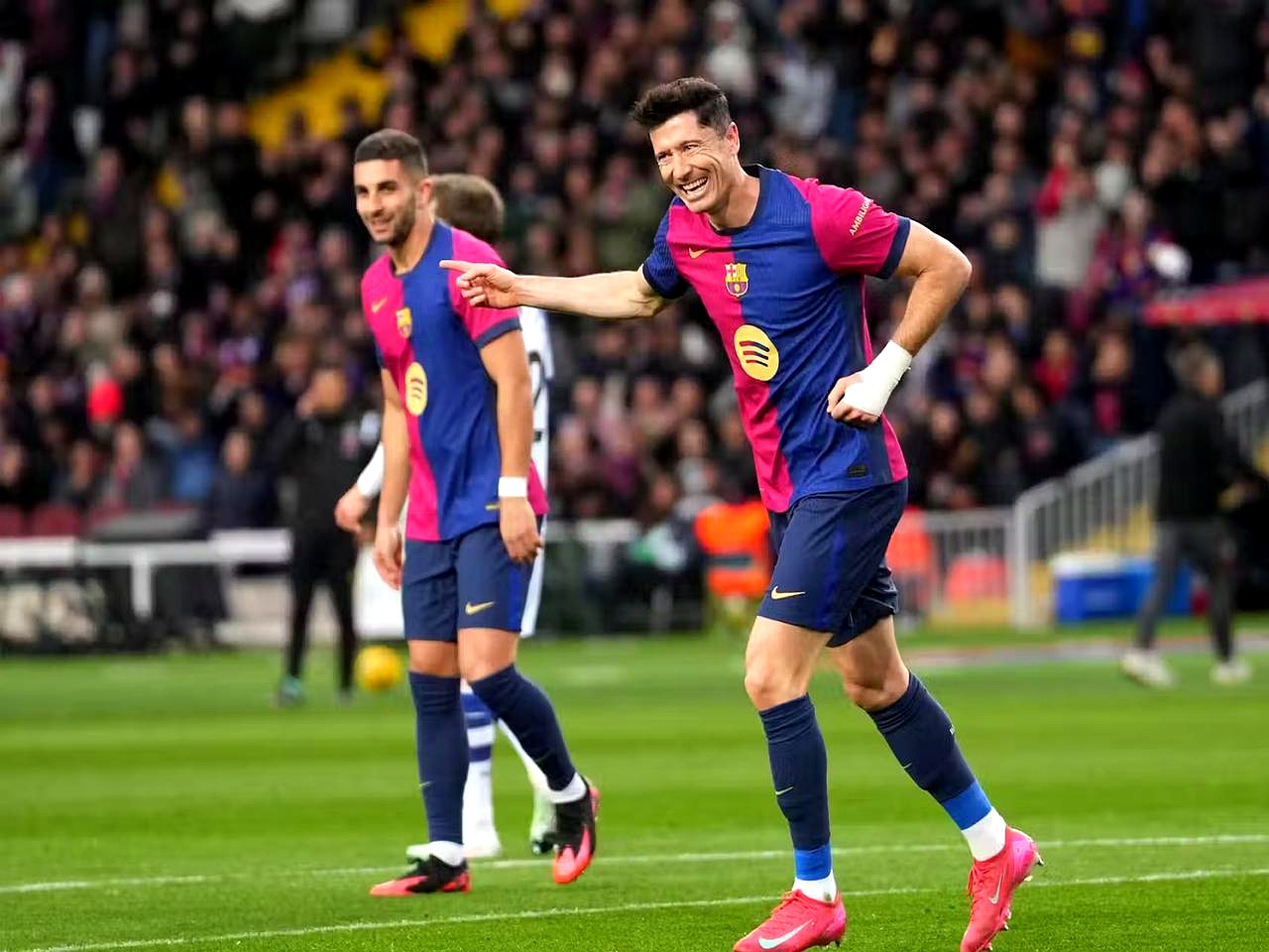 博鱼体育-巴塞罗那前锋频频破门，独造进球精彩表现(巴塞罗那进球排名)  第1张